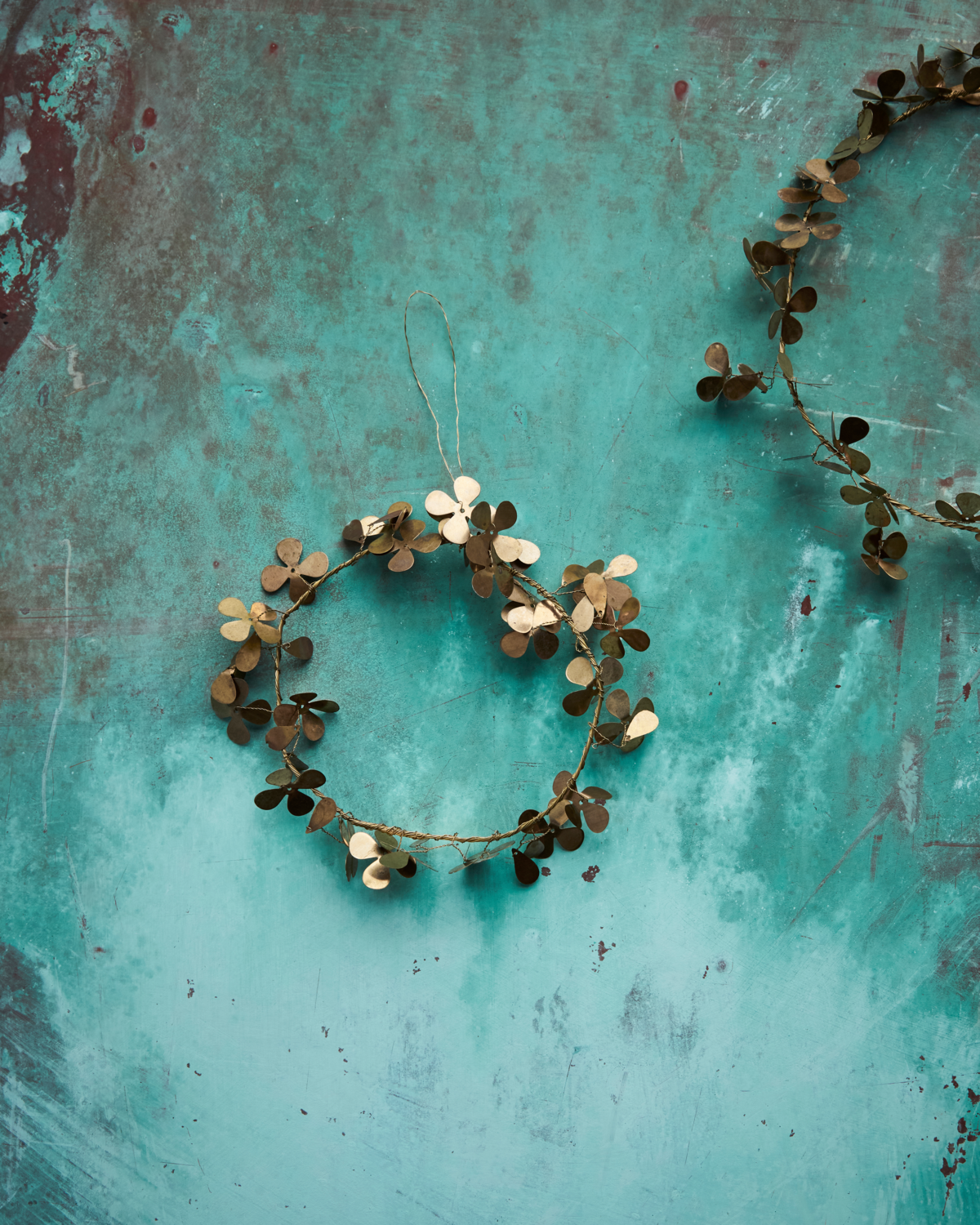 Kleiner goldener Kranz mit Glücksklee