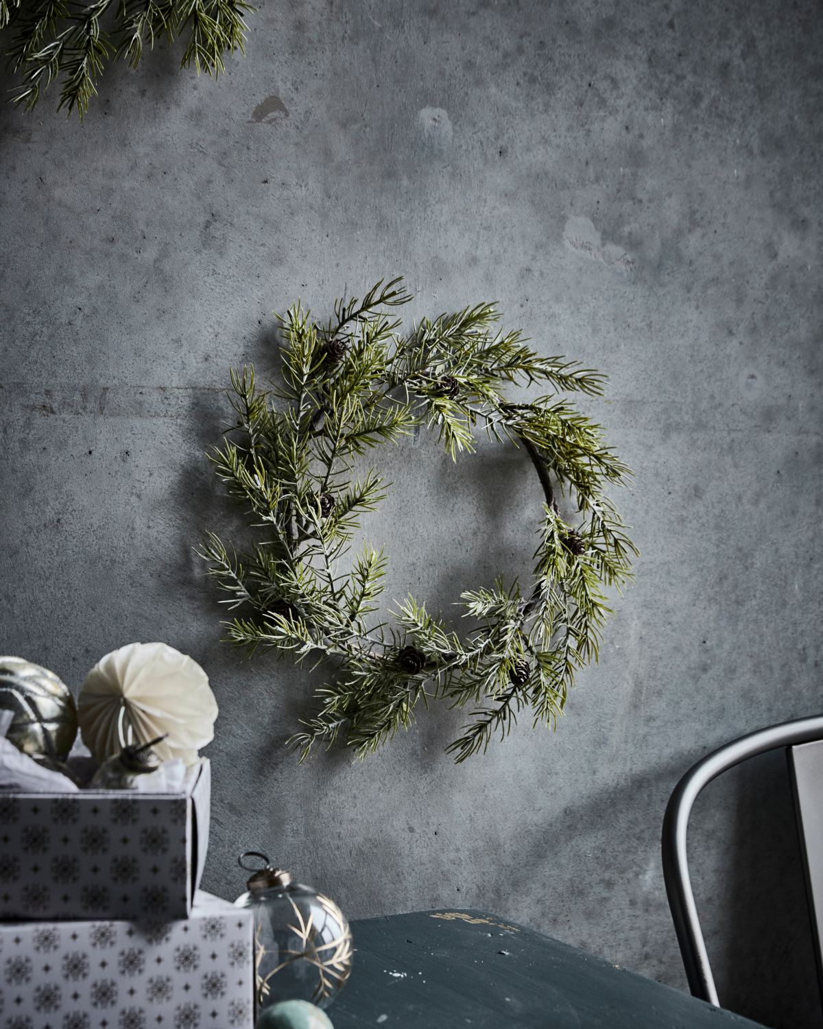 Kranz 35 cm mit kleinen Zapfen