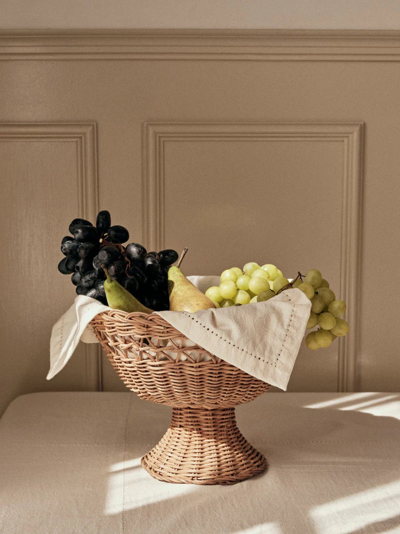 Emmy Korb auf Fuß Rattan