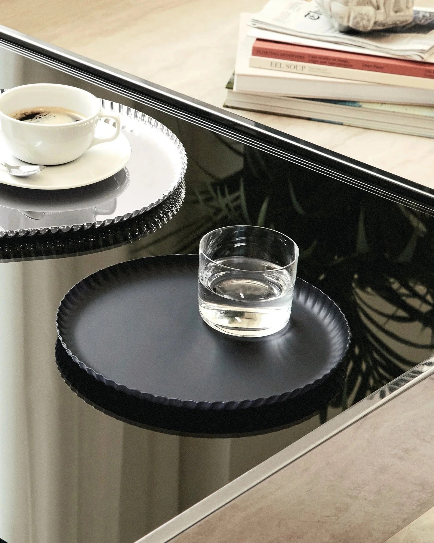PLEATS Tablett Schwarz rund