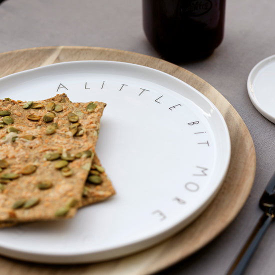  Ein Teller mit Crackern und einer Gabel darauf, appetitlich angerichtet für einen Snack.