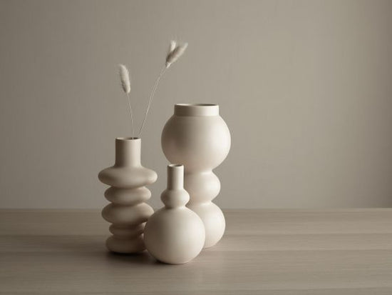 Laden Sie das Bild in den Galerie-Viewer, COMO  Vase, cream 18 cm
