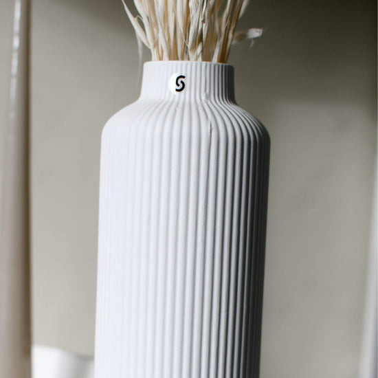 Laden Sie das Bild in den Galerie-Viewer, Ådala White ceramic vase - Cucina-Laura
